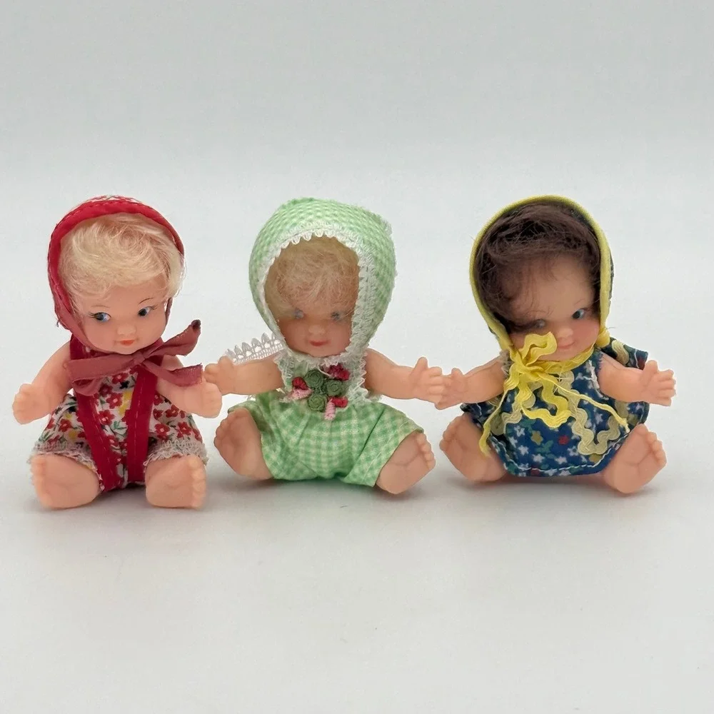 Vintage Miniature Baby Dolls Set of 3 Floral Gingham Outfits Bonnets 4.5 Inch - Picture 1 of 4
